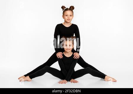 deux jeunes filles gymnastes montrent des aptitudes sportives Banque D'Images