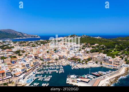 Vue aérienne, baie de Cala Ratjada, port et bateaux, Cala Gat, Majorque, Îles Baléares, Espagne Banque D'Images