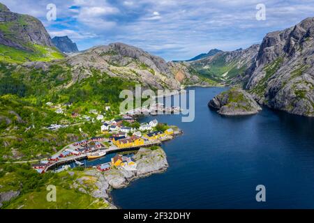 Vue aérienne, vue sur le port et les cabanes de rorbuer, village de pêcheurs historique de Nusfjord, Lofoten, Nordland, Norvège Banque D'Images
