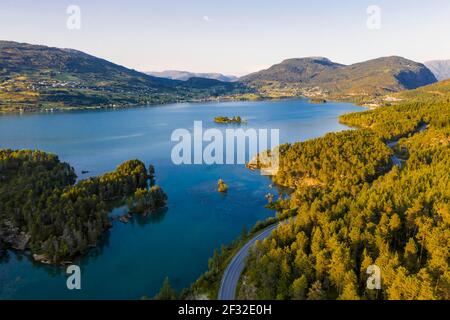 Vue aérienne, forêt et paysage, ambiance nocturne au lac Hafslovatnet, Hafslo, Vestland, Norvège Banque D'Images