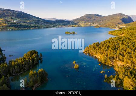 Vue aérienne, forêt et paysage, ambiance nocturne au lac Hafslovatnet, Hafslo, Vestland, Norvège Banque D'Images