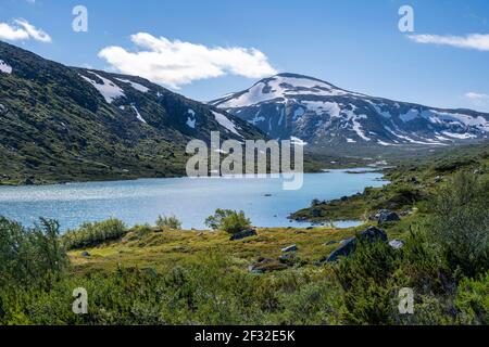 Lac turquoise et montagnes, route du paysage norvégien, Gamle Strynefjellsvegen, entre Grotli et Videsaeter, Norvège Banque D'Images
