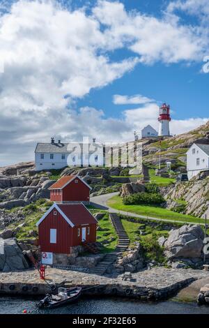 Maisons et phare rouge et blanc de Lindesnes, Lindesnes, Norvège Banque D'Images