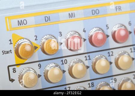 Pilule contraceptive Qlira de la société Jenapharm, médicament pour la contraception, paquets de comprimés, préparation en 4 phases, paquet mensuel Banque D'Images