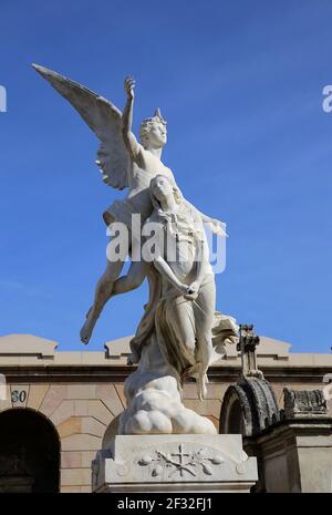 Sculpture dans un panthéon (1880). Marbre, Federico Fabiani (1835-1914) Panthéon. Cimetière de Poblenou, Barcelone, Catalogne, Espagne. Banque D'Images