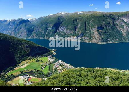 Plate-forme d'observation Stegastein, à 650 mètres au-dessus d'Aurlandsfjord, en Norvège Banque D'Images