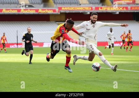 Duel Simon Banza 23 Lens et Dylan Bronn 2 Metz pendant le championnat français Ligue 1 match de football entre RC Lens et FC Metz le 14 mars 2021 au stade Bolaert-Delelis à Lens, France - photo Laurent Sanson / LS Medianord / DPPI Banque D'Images