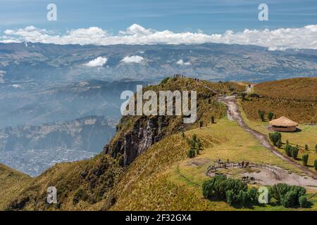 Vue imprenable depuis le volcan Pichincha près de Quito, Equateur, par une journée ensoleillée. Banque D'Images