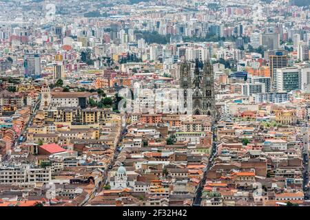 Vue sur le centre historique de Quito plein d'anciennes églises, de places et de musées, classés au patrimoine mondial de l'UNESCO Banque D'Images