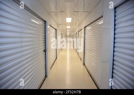Couloir métallique blanc vide avec unités de rangement individuelles pour utilisation personnelle Banque D'Images