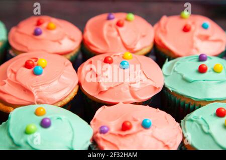 cupcakes aux couleurs bleu verdâtre et rose Banque D'Images