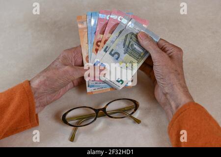 Photo de symbole, retraite, senior, mains, argent Banque D'Images