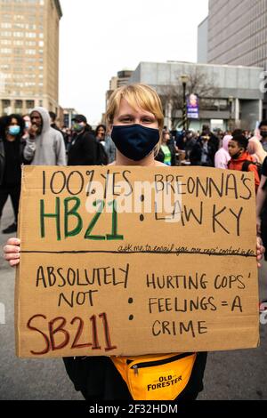 Louisville, États-Unis. 13 mars 2021. Les manifestants manifestent au parc Jefferson Square à l'occasion du premier anniversaire de la mort de Breonna Taylor, le 13 mars 2021, à Louisville, Kentucky. (Photo de Chris Tuite/ImageSPACE/Sipa USA) crédit: SIPA USA/Alay Live News Banque D'Images