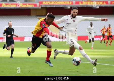 Duel Simon Banza 23 Lens et Dylan Bronn 2 Metz pendant le championnat français Ligue 1 match de football entre RC Lens et FC Metz le 14 mars 2021 au stade Bolaert-Delelis à Lens, France - photo Laurent Sanson / LS Medianord / DPPI Banque D'Images