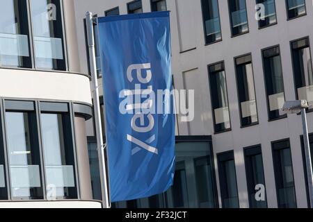 Drapeau Xella devant le siège social de la société, groupe international d'entreprises de matériaux de construction et d'isolation, Duisburg, Nord Banque D'Images