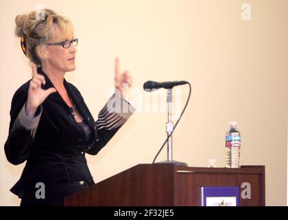 Irvine, Californie, États-Unis. 7 octobre 2006. Erin Brockovich s'exprimant lors d'un événement WomanSage en 2006. Crédit : Nicholas Koon/ZUMA Wire/Alay Live News Banque D'Images