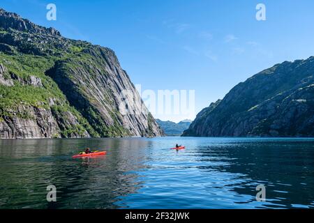 Kayaks sur le fjord Trollfjord à Raftsund, Lofoten, Nordland, Norvège Banque D'Images