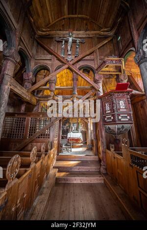 Intérieur et autel de l'église Urnes Stave, église romane de ca. 1130, art celtique avec traditions viking et formes romanes de construction Banque D'Images