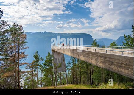 Visiteurs sur la plate-forme d'observation Stegastein, Aurlandsfjord, Aurland, Sogn og Fjordane, Norvège Banque D'Images