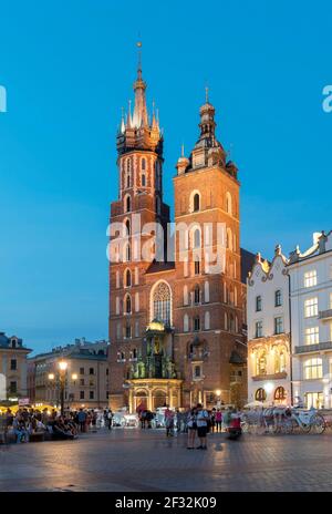 Basilique Sainte-Marie (Kosciol Mariacki) sur la place principale du marché (Rynek Glowny) à Cracovie, en Pologne Banque D'Images