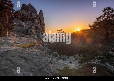 Lever du soleil au Hamburger Wappen, une section du Teufelsmauer dans les montagnes du Harz, Timmenrode, Saxe-Anhalt, Allemagne Banque D'Images