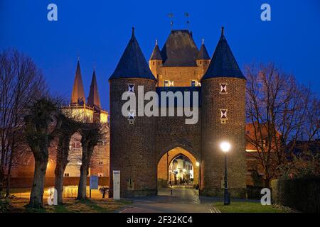 Klever Tor avec les tours de l'église de Saint-Victor dans la soirée, Xanten, Basse-Rhin, Rhénanie-du-Nord-Westphalie, Allemagne Banque D'Images