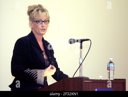 Irvine, Californie, États-Unis. 7 octobre 2006. Erin Brockovich s'exprimant lors d'un événement WomanSage en 2006. Crédit : Nicholas Koon/ZUMA Wire/Alay Live News Banque D'Images