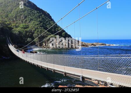 Pont suspendu, océan Indien, embouchure de la rivière Storms, parc national de Tsitsikama, Western Cape, Afrique du Sud Banque D'Images