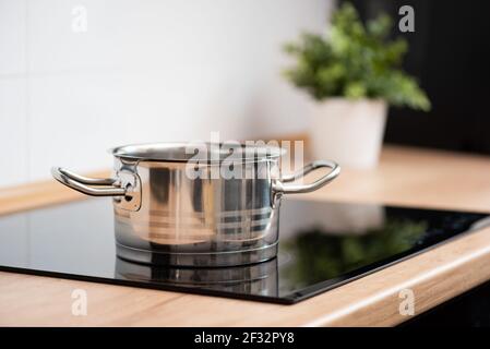 Dans la cuisine sur la plaque à induction. Cuisinière électrique à induction Banque D'Images