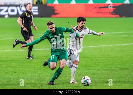 Mateusz Czyzyzycki de Warta et Andre Martins de Legia sont vus en action pendant le match de la Ligue PKO Ekstraklasa entre Legia Warszawa et Warta Poznan au Maréchal Jozef Pilsudski Legia Warsaw Municipal Stadium.(score final; Legia Warszawa 3:2 Warta Poznan) Banque D'Images