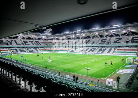 Une vue générale du Maréchal Jozef Pilsudski Legia Warsaw Municipal Stadium avec une bannière 'Zyleta jest zawsze z wami' de supporters pendant le match polonais PKO Ekstraklasa League entre Legia Warszawa et Warta Poznan.(score final; Legia Warszawa 3:2 Warta Poznan) Banque D'Images