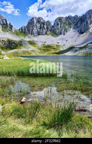 IBON de Acherito montagne lac de glaciar. Itinéraire IBON de Acherito. Banque D'Images