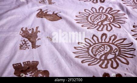 Matériel estampé de cire de batik Accra Ghana. La famille ghanéenne fabrique des impressions africaines traditionnelles à l'aide de cire chaude et de teintures pour tissus. Destination touristique. Banque D'Images