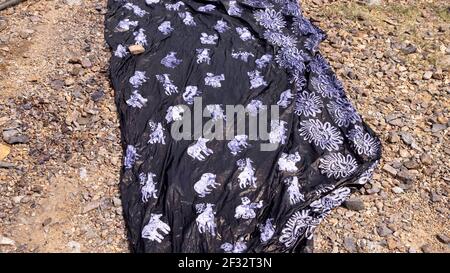 Matériel estampé de cire de batik Accra Ghana. La famille ghanéenne fabrique des impressions africaines traditionnelles à l'aide de cire chaude et de teintures pour tissus. Destination touristique. Banque D'Images