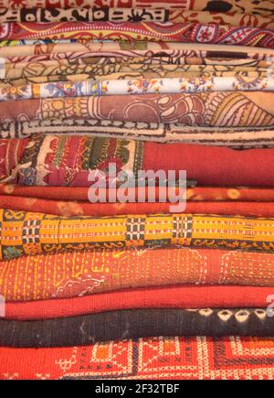 Pile de tissus brodés et appliqués du Rajahstan, Inde Banque D'Images