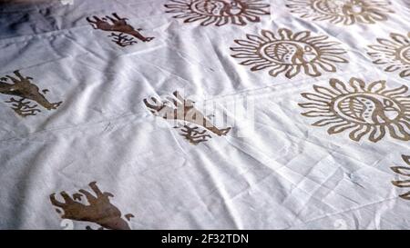 Matériel estampé de cire de batik Accra Ghana. La famille ghanéenne fabrique des impressions africaines traditionnelles à l'aide de cire chaude et de teintures pour tissus. Destination touristique. Banque D'Images