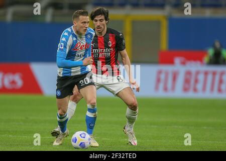 Piotr Zielinski, le milieu de terrain polonais de SSC Napoli, défie le ballon avec Sandro Tonali, le milieu de terrain italien de Milan, lors de la série UN match de football entre SSC Napoli et AC Milan au stade San Siro, à Naples, en Italie, le 14 mars 2021 Banque D'Images