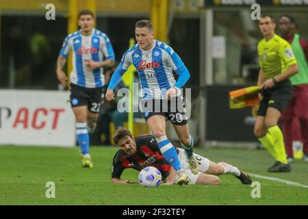 Le milieu de terrain polonais de SSC Napoli Piotr Zielinski contrôle le ballon lors du match de football de la série A entre SSC Napoli et AC Milan au stade San Siro, Naples, Italie, le 14 mars 2021 Banque D'Images