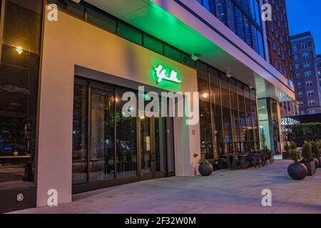 Atlanta, GA USA - 06 14 20: Centre-ville d'Atlanta à la nuit des lumières de néon vert Banque D'Images