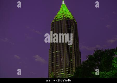 Atlanta, GA USA - 06 14 20: Centre-ville Atlanta Bank of America Plaza gratte-ciel la nuit effet coloré Banque D'Images