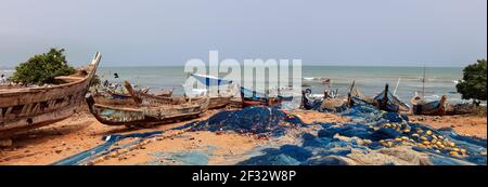 Village de pêcheurs sur la plage près d'Accra Ghana. Vieux bateaux de pêche faits main. Bateaux à construire à la main. Mauvais assainissement, quartiers pauvres. Banque D'Images