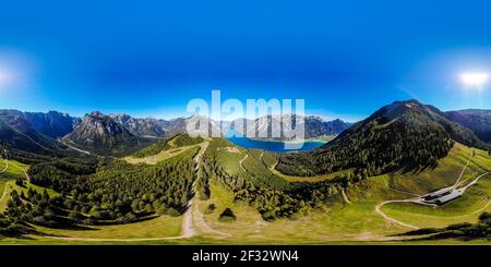 Panorama 360 vue sur Achensee - Lac d'Achen, montagnes des alpes, ciel bleu, champs de verdure, soleil. Pertisau, près de Maurach. Tyrol, Autriche. Banque D'Images