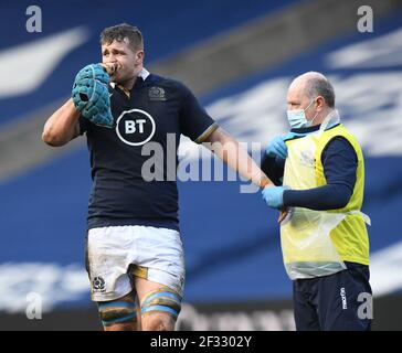 Stade BT Murrayfield, Edimbourg.Scotland UK.14 mars 21. Match Guinness des six Nations.Scotland contre l'Irlande. Blessure au poignet pour Scotlands Scott Cummings crédit: eric mccowat/Alay Live News Banque D'Images