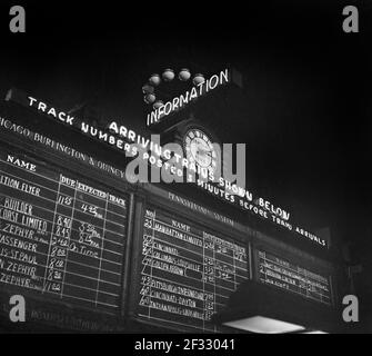 Panneau d'arrivée, Union Station, Chicago, Illinois, États-Unis, Jack Delano, Bureau américain de l'information sur la guerre, janvier 1943 Banque D'Images