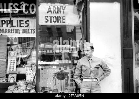Soldat de fort Benning on Street, Columbus, Géorgie, États-Unis, Jack Delano, U.S. Office of War information, mai 1941 Banque D'Images