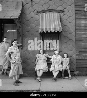 Groupe de femmes et de jeunes filles, Upper Mauch Chunk, Pennsylvanie, États-Unis, Jack Delano, Administration américaine de la sécurité agricole, avril 1940 Banque D'Images