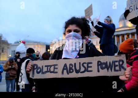 LONDRES - 14 MARS 2021 : manifestation sur Trafalgar Square contre la brutalité policière et pour les droits des femmes. En réponse au meurtre de Sarah Everard. Banque D'Images