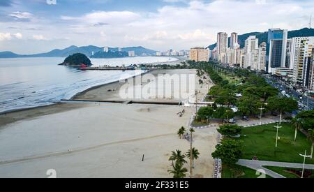 Vue aérienne de la ville de Santos, siège du comté de Baixada Santista, sur la côte de l'État de Sao Paulo, Brésil. Banque D'Images