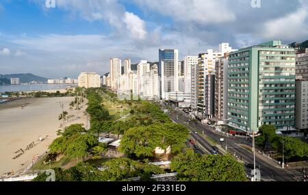 Vue aérienne de la ville de Santos, bâtiments sur l'avenue du front de mer, siège du comté de Baixada Santista, sur la côte de l'État de Sao Paulo, Brésil. Banque D'Images