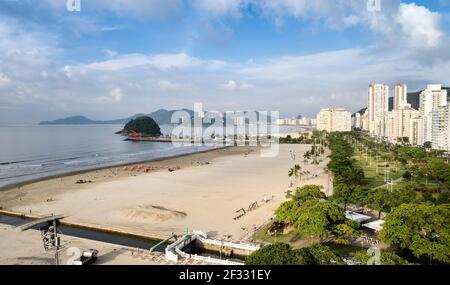 Vue aérienne de la ville de Santos, bâtiments sur l'avenue du front de mer, siège du comté de Baixada Santista, sur la côte de l'État de Sao Paulo, Brésil. Banque D'Images